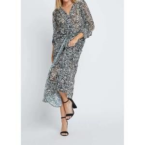 NEW MEET ME IN SANTORINI sanctuary midi dress in black/white palm